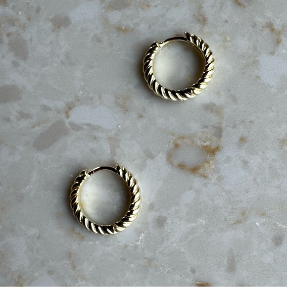 NWOT Goop Cable Huggie Earrings - Picture 2 of 6